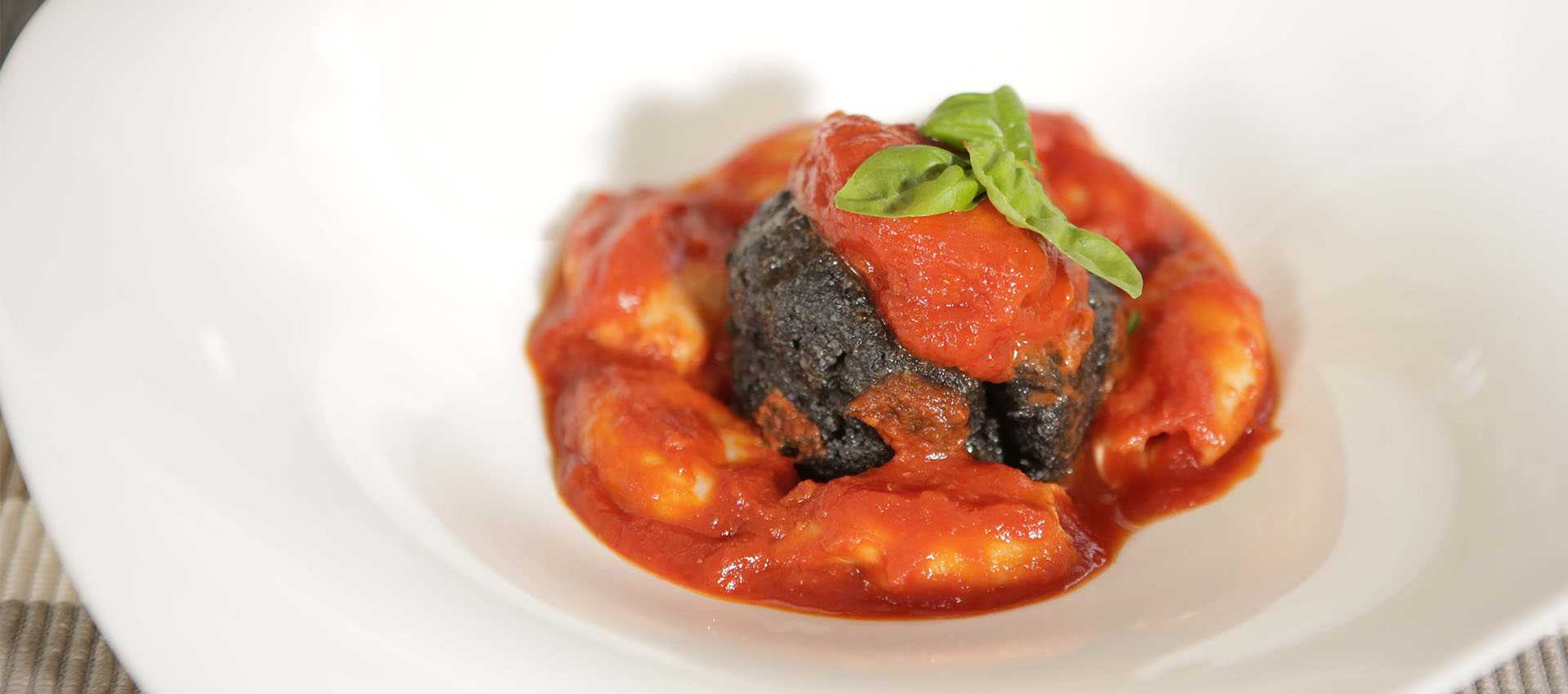 Calamaro alla piastra con polenta al nero di seppia Calamaro alla piastra con polenta al nero di seppia
