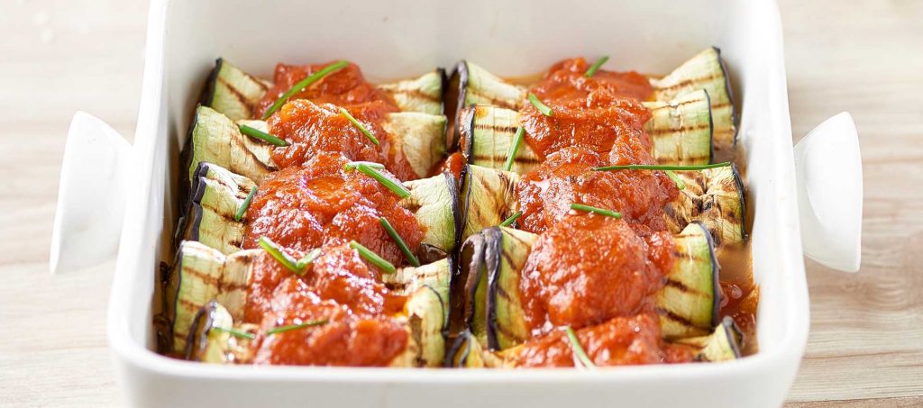 Fagottini di melanzane grigliate con pomodoro e fior di latte Fagottini di melanzane grigliate con pomodoro e fior di latte
