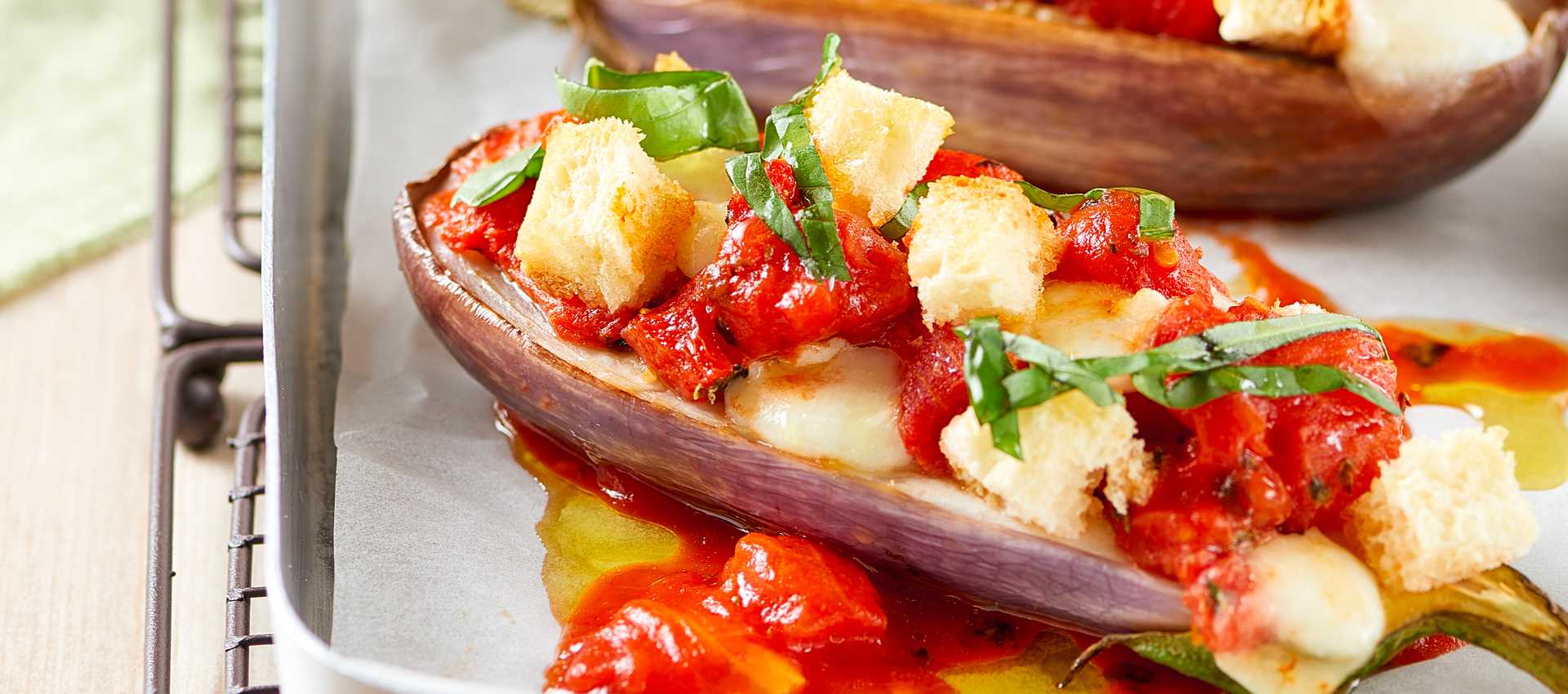 Barchette di melanzane con pomodori e pane croccante Barchette di melanzane con pomodori e pane croccante