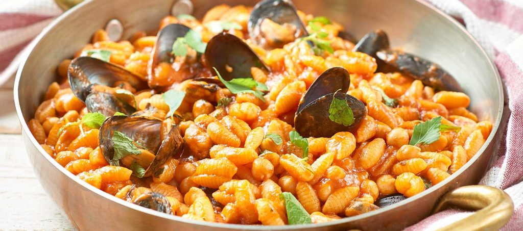 Gnocchetti sardi risottati con cozze, ceci, pomodoro e mentuccia Gnocchetti sardi risottati con cozze, ceci, pomodoro e mentuccia