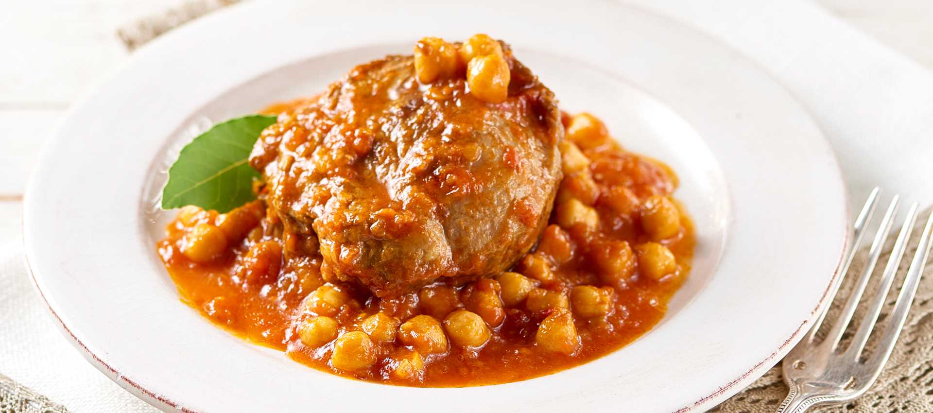 Guancette di maiale brasate con ceci e pomodoro Guancette di maiale brasate con ceci e pomodoro