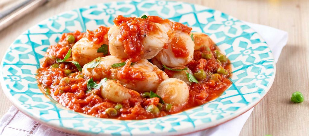 Bocconcini di pesce, cipolline, piselli e polpa fine di pomodoro Bocconcini di pesce, cipolline, piselli e polpa fine di pomodoro