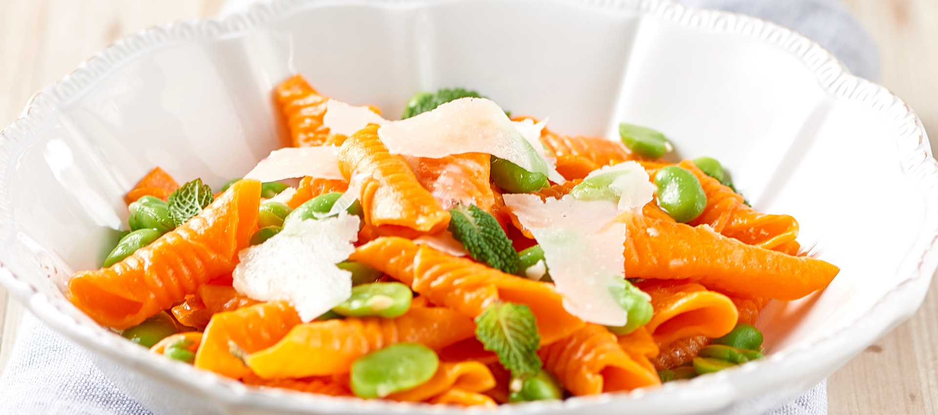 Garganelli rossi con ragù di fave, pecorino e menta Garganelli rossi con ragù di fave, pecorino e menta