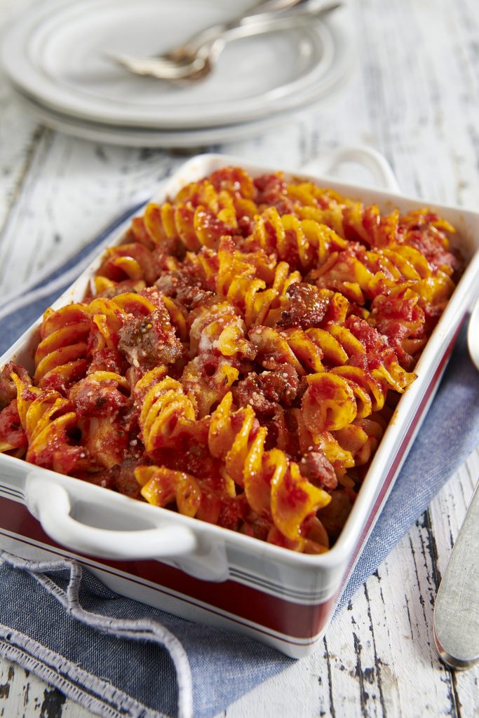 Fusilli al forno con salsa di pomodoro, mozzarella e salsiccia Fusilli al forno con salsa di pomodoro, mozzarella e salsiccia