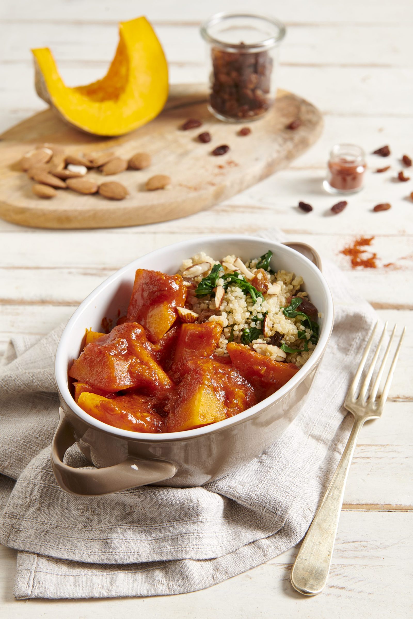 Quinoa alle erbette, uvetta e mandorle con zucca al curry rosso Quinoa alle erbette, uvetta e mandorle con zucca al curry rosso