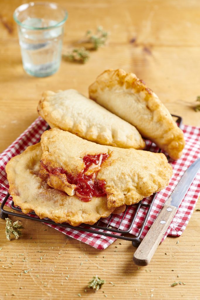 Panzerotti con mozzarella e pomodoro Panzerotti con mozzarella e pomodoro