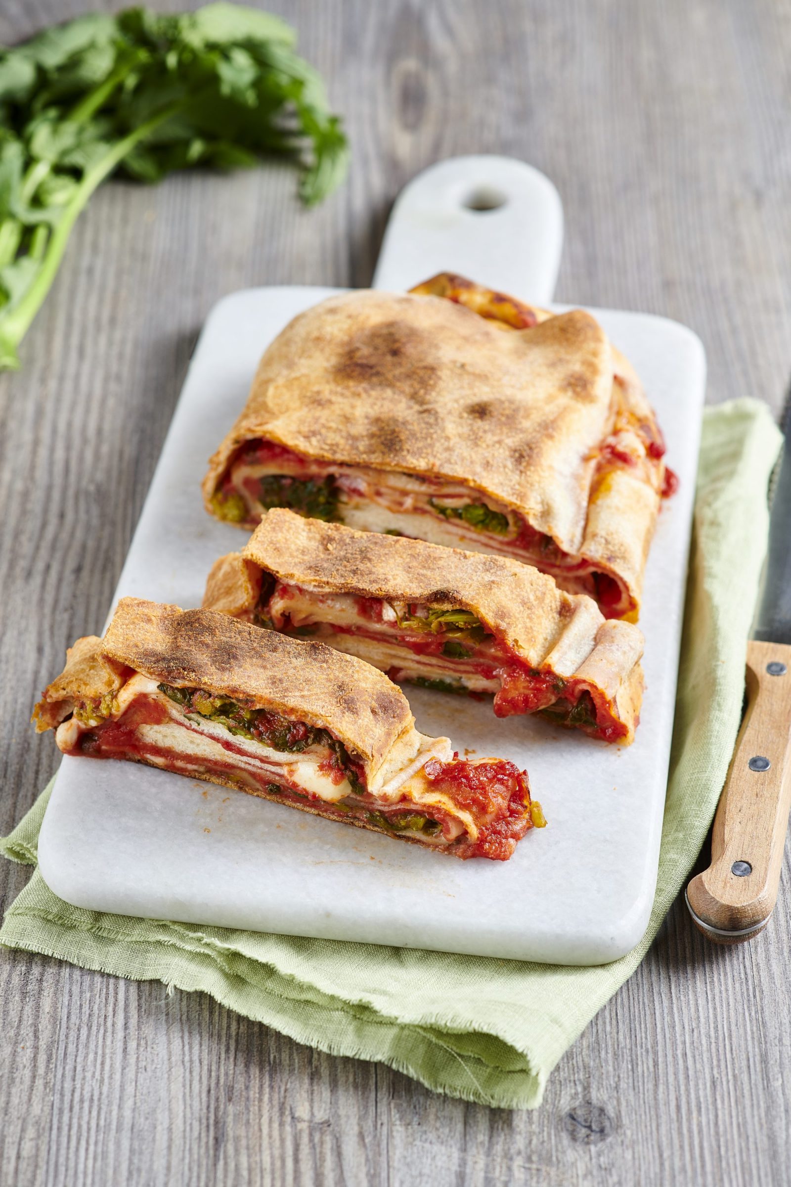 Scaccia ragusana con caciocavallo e cime di rapa Scaccia ragusana con caciocavallo e cime di rapa