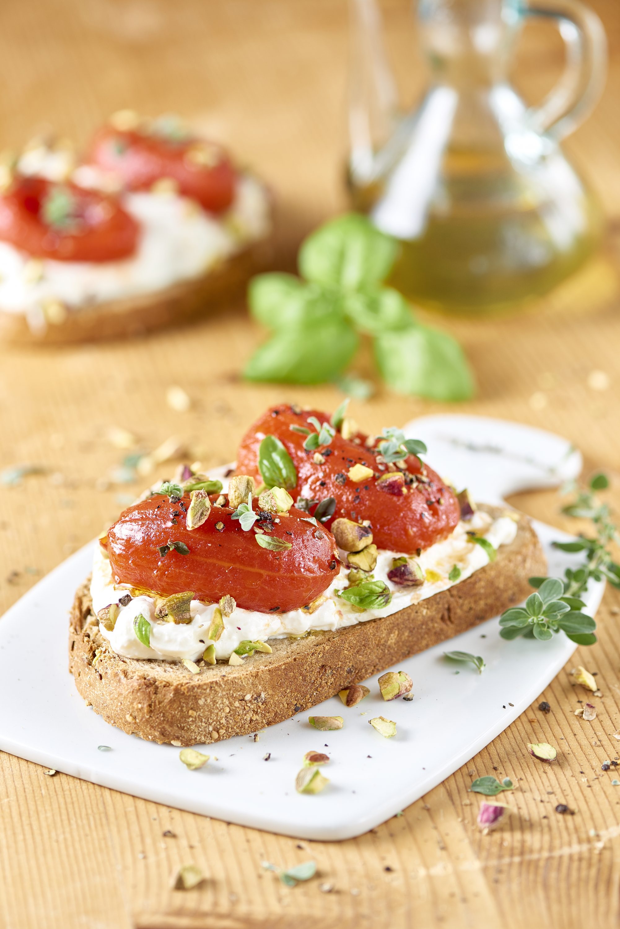 Paahdetut moniviljaleipäviipaleet burrata-juuston ja pistaasien kanssa Paahdetut moniviljaleipäviipaleet burrata-juuston ja pistaasien kanssa