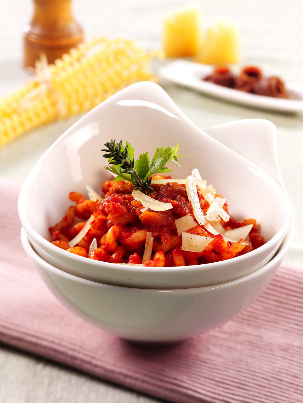Fusilloni-pastaa anjoviskastikkeella ja pecorinolastuilla Fusilloni-pastaa anjoviskastikkeella ja pecorinolastuilla