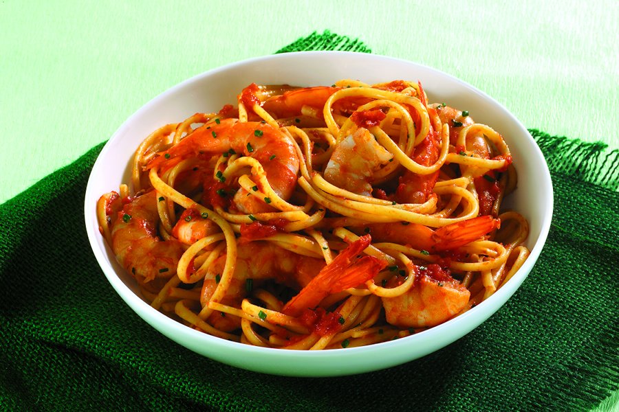 Linguine-pastaa jättikatkaravuilla ja Mutti Polpa hienolla tomaattimurskalla Linguine-pastaa jättikatkaravuilla ja Mutti Polpa hienolla tomaattimurskalla