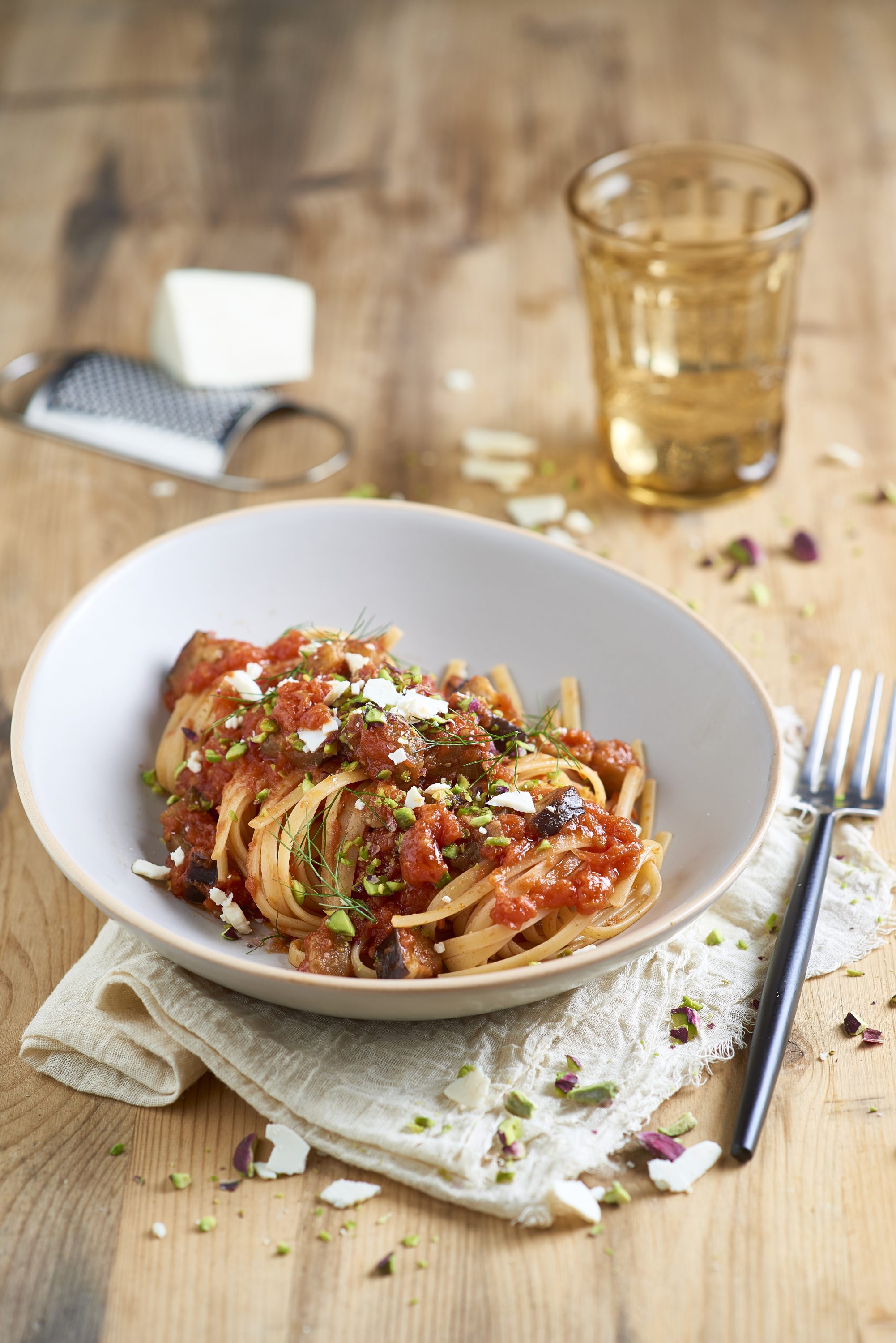 Linguine-pastaa tomaattikastikkeessa munakoisoilla ja pistaaseilla Linguine-pastaa tomaattikastikkeessa munakoisoilla ja pistaaseilla