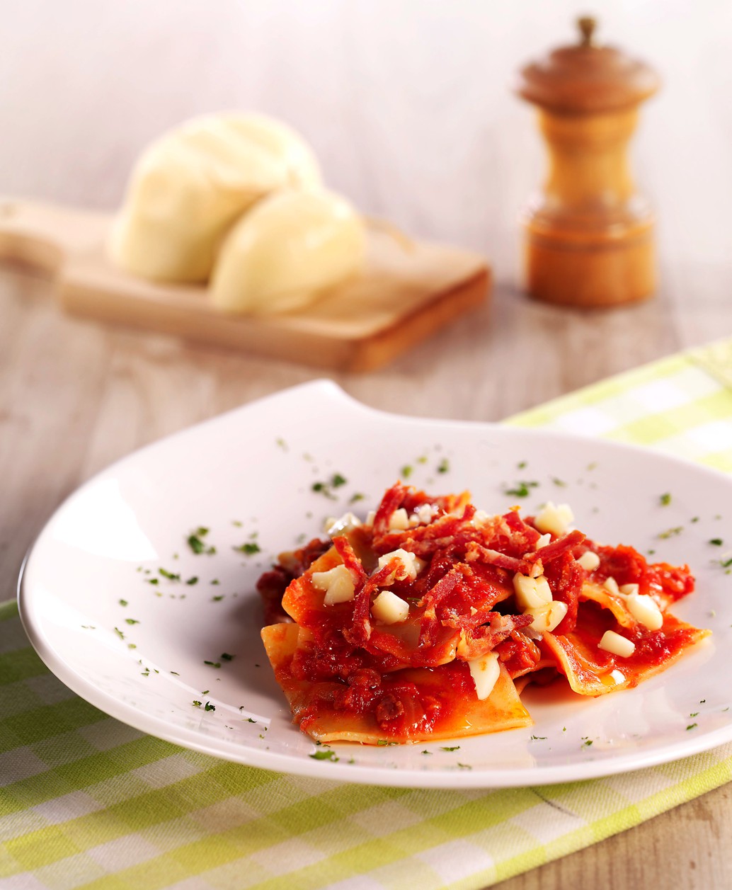Maltagliati-pastaa tulisella salamilla ja scamorza-juustolla Maltagliati-pastaa tulisella salamilla ja scamorza-juustolla