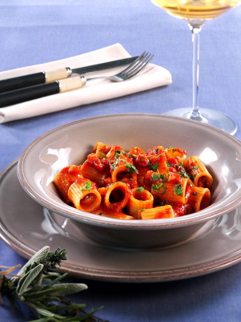Mezze maniche -pastaa pekonin ja datterini-kastikkeen kanssa Mezze maniche -pastaa pekonin ja datterini-kastikkeen kanssa