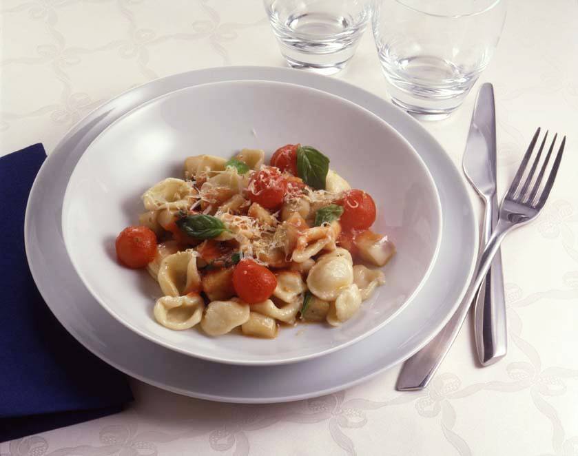 Orecchiette-pastaa munakoiso-ricottakastikkeessa Orecchiette-pastaa munakoiso-ricottakastikkeessa