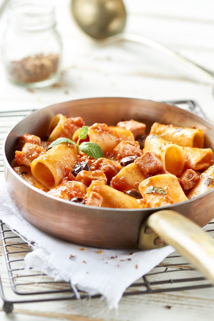 Mezzi paccheri -pastaa tonnikalan, tomaattimurskan ja mustien oliivien kera Mezzi paccheri -pastaa tonnikalan, tomaattimurskan ja mustien oliivien kera