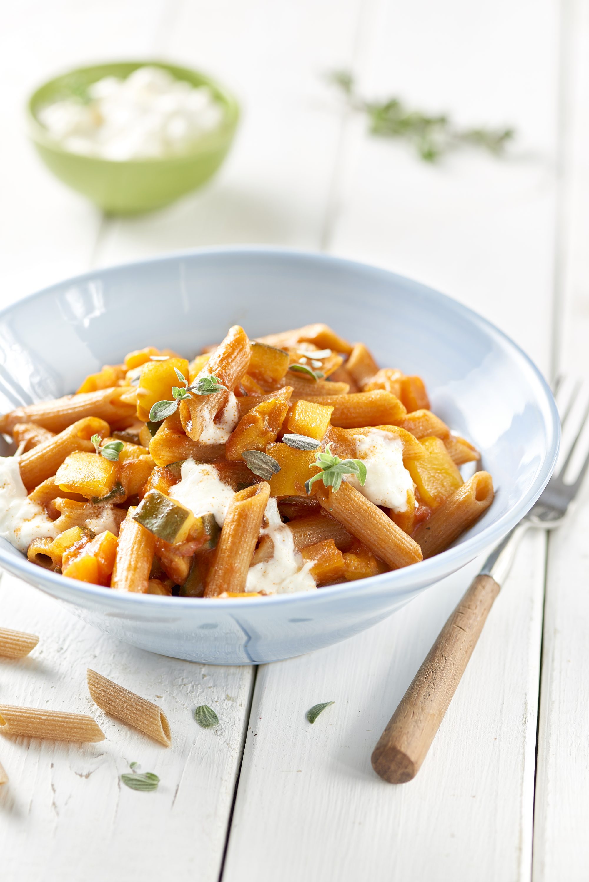 Risottomaista penne-täysjyväpastaa vihannesten, tomaatin ja stracciatella-juuston kanssa Risottomaista penne-täysjyväpastaa vihannesten, tomaatin ja stracciatella-juuston kanssa
