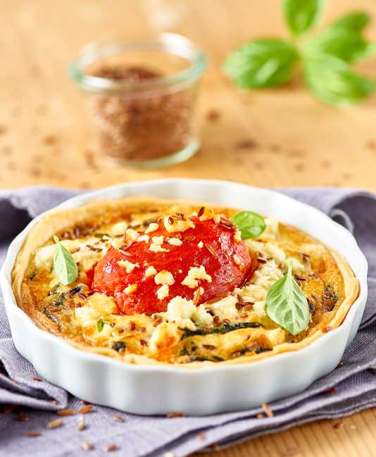 Feta-pinaattiquiche kuorituilla tomaateilla Feta-pinaattiquiche kuorituilla tomaateilla