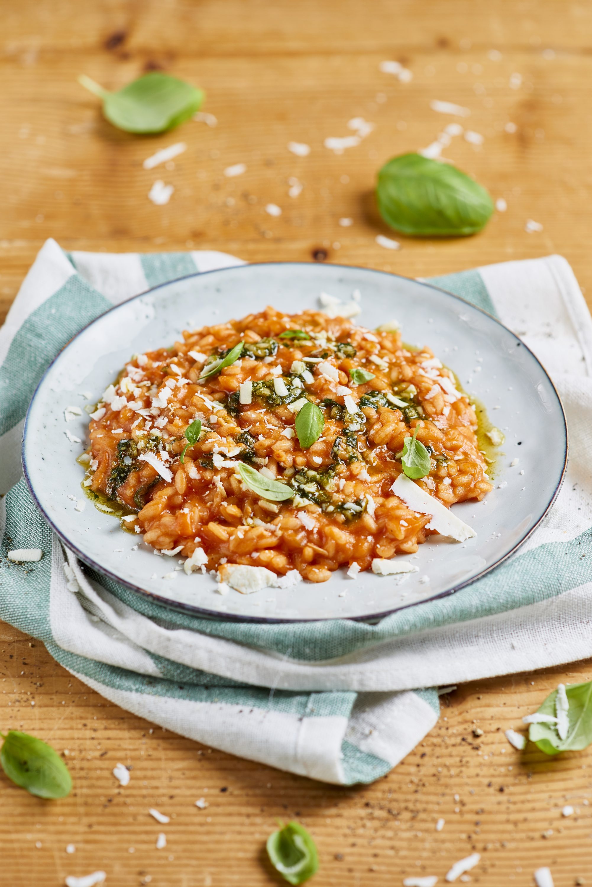 Pestolla ja ricotta-juustolla maustettu tomaattirisotto Pestolla ja ricotta-juustolla maustettu tomaattirisotto