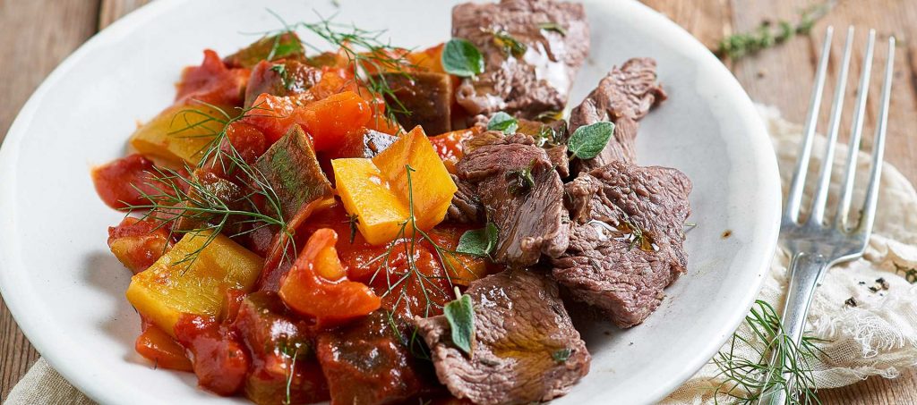Tomaattinen kasvisratatouille marinoidun naudanpaistin kera Tomaattinen kasvisratatouille marinoidun naudanpaistin kera