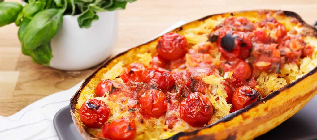 Spagettikurpitsaa kirsikkatomaattikastikkeen kera Spagettikurpitsaa kirsikkatomaattikastikkeen kera