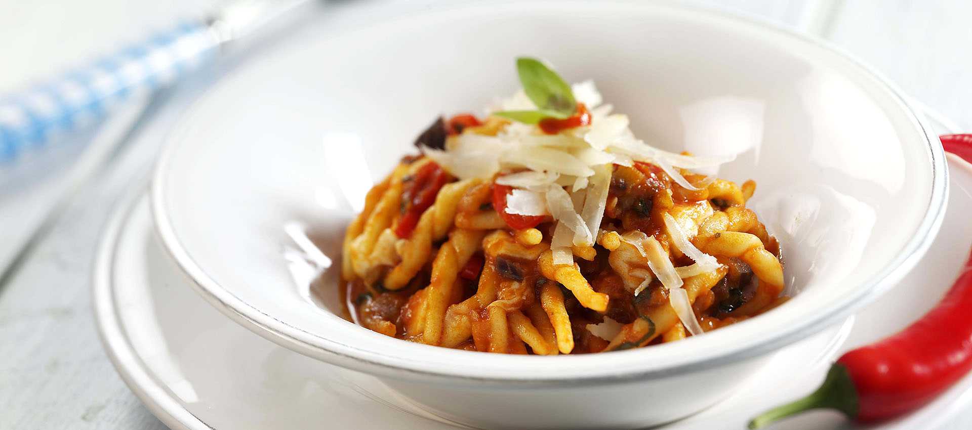 Trofiette-pastaa munakoisolla ja bufalamozzarellalla Trofiette-pastaa munakoisolla ja bufalamozzarellalla