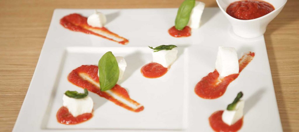 Alkuruoka: caprese à la Mutti Alkuruoka: caprese à la Mutti