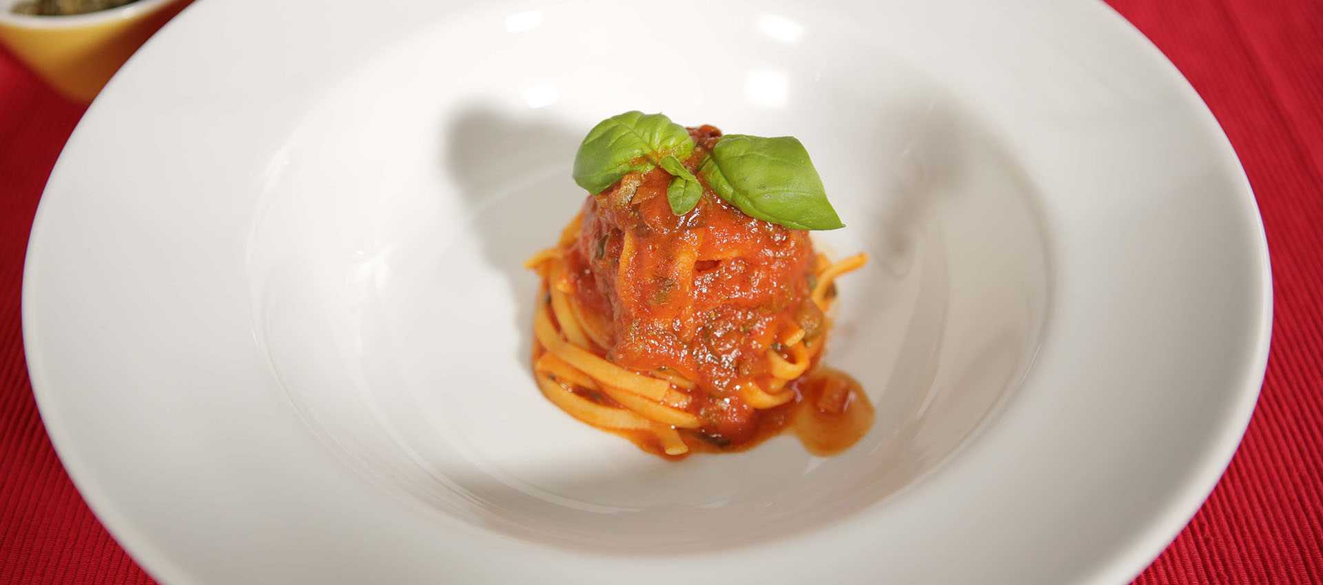 Tagliolini-tuorepastaa kapriskastikella, kurkkuyrtillä ja villiyrteillä Tagliolini-tuorepastaa kapriskastikella, kurkkuyrtillä ja villiyrteillä