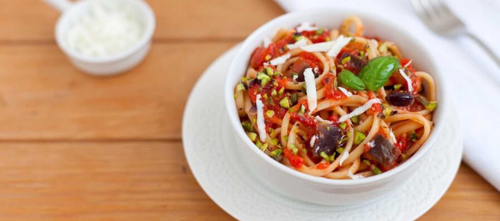 Linguine-pastaa tomaattikastikkeessa munakoisoilla ja pistaaseilla Linguine-pastaa tomaattikastikkeessa munakoisoilla ja pistaaseilla