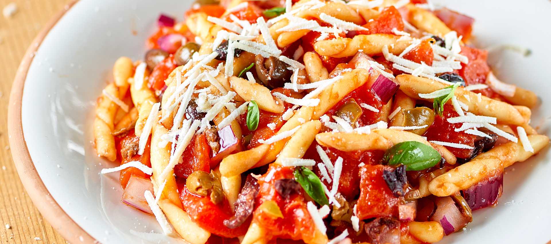 Strozzapreti-pastaa, ricotta salata-juustoa ja marinoituja kuorittuja tomaatteja Strozzapreti-pastaa, ricotta salata-juustoa ja marinoituja kuorittuja tomaatteja
