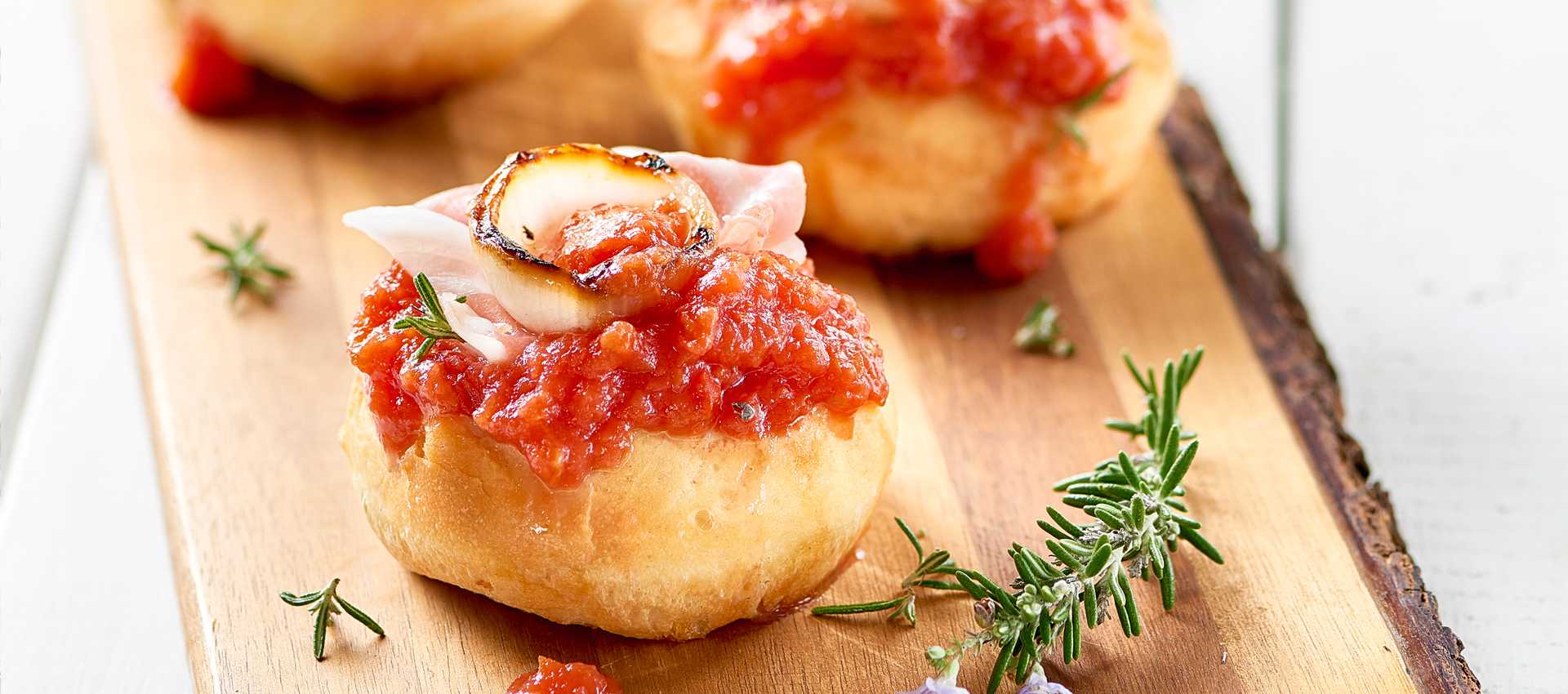 Pikkupizzat hienolla tomaattimurskalla, grillatuilla sipuleilla ja pekonilla Pikkupizzat hienolla tomaattimurskalla, grillatuilla sipuleilla ja pekonilla