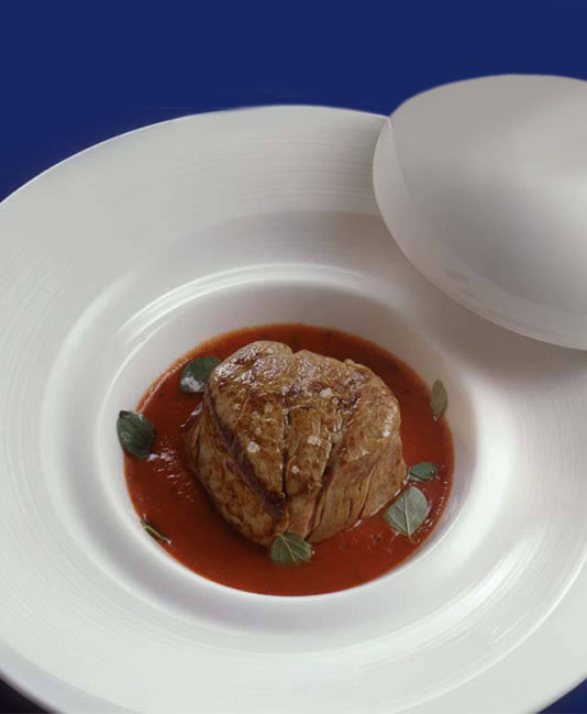 Vasikan tournedos pizzaiola-kastikkeella ja Mutti paseeratulla tomaatilla Vasikan tournedos pizzaiola-kastikkeella ja Mutti paseeratulla tomaatilla