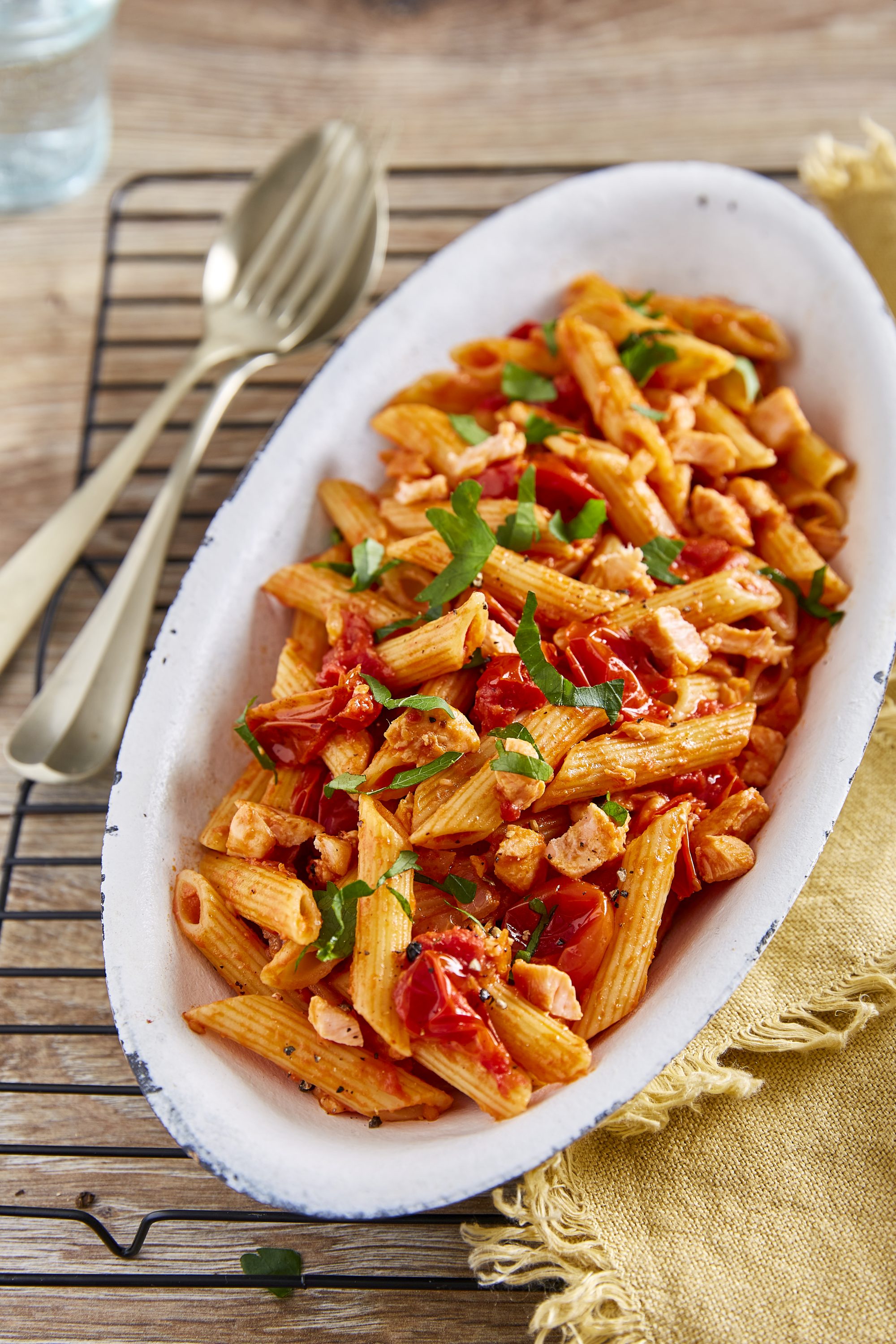 Lohipasta kirsikkatomaattien kera Lohipasta kirsikkatomaattien kera
