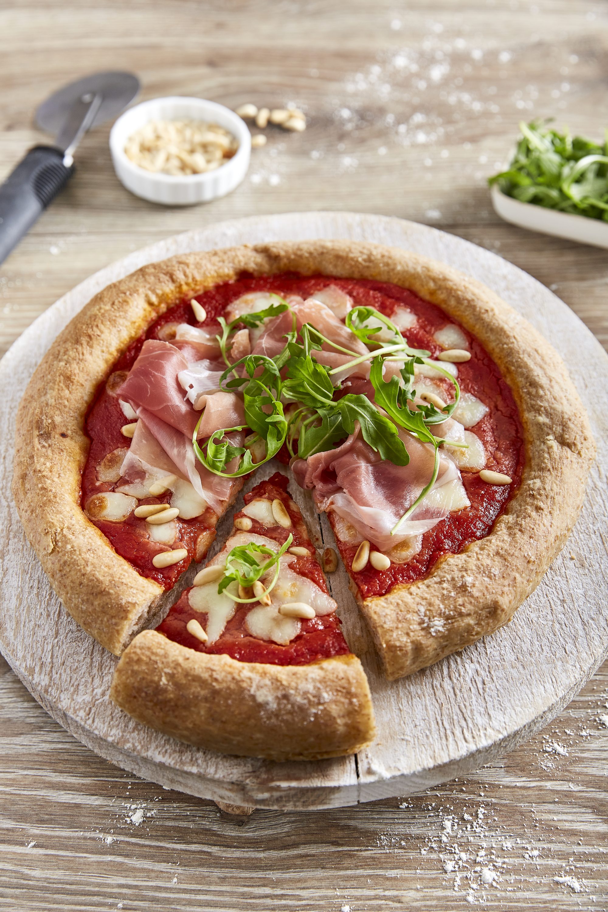 Parmankikku-rucolatäytteinen täysvehnäpizza Parmankikku-rucolatäytteinen täysvehnäpizza