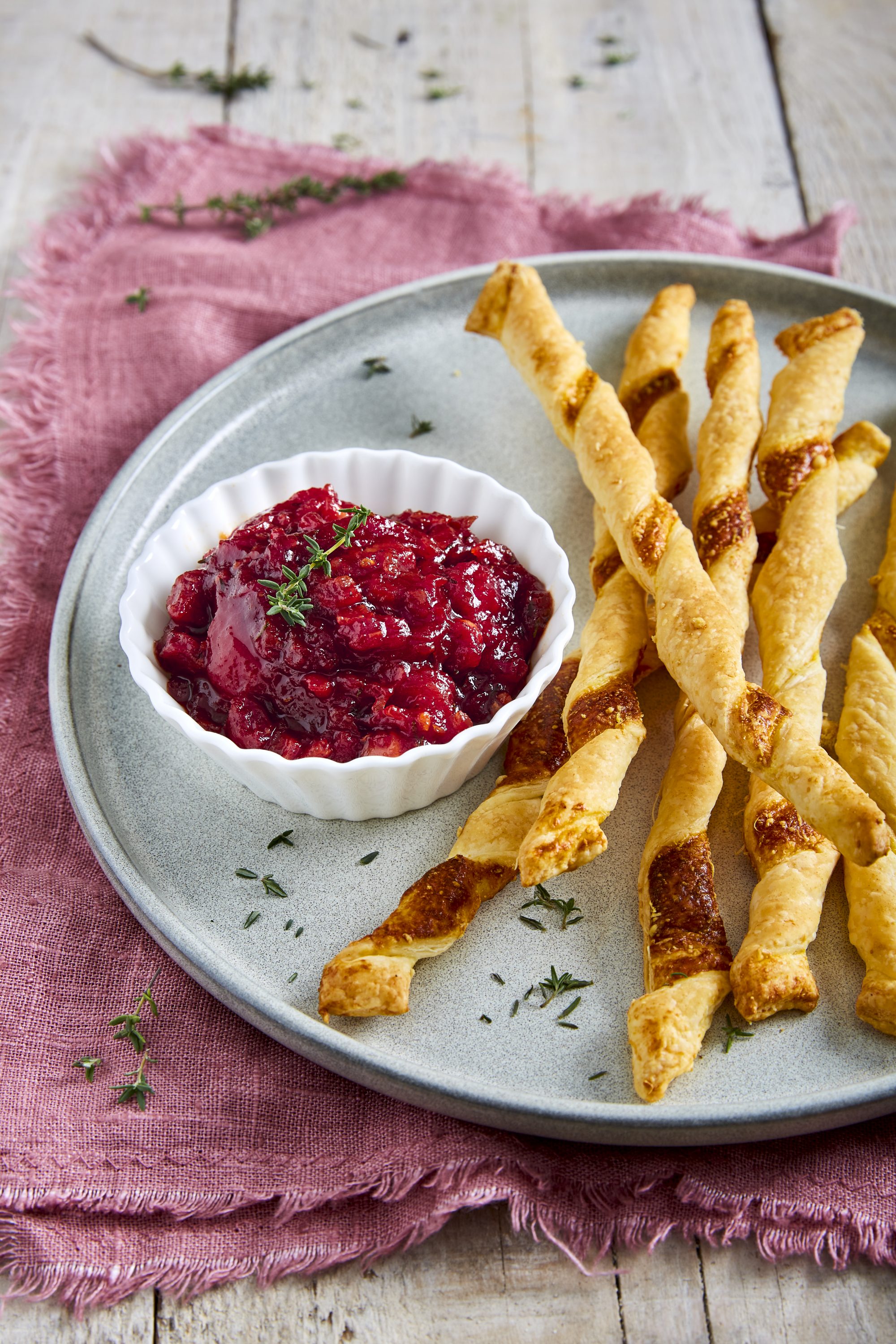 Tomaattia, pancettaa ja tryffelihilloa parmesaanileipätikkujen kera Tomaattia, pancettaa ja tryffelihilloa parmesaanileipätikkujen kera