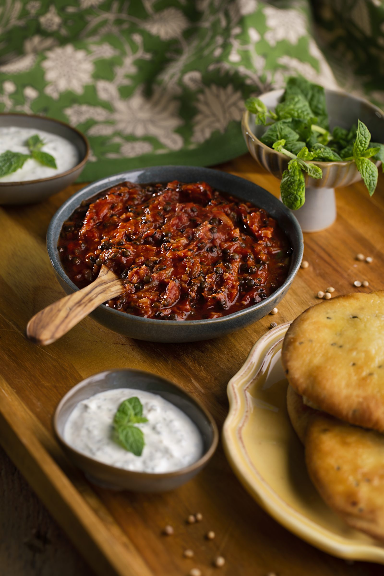 TOMAATTINEN LINSSIKASVISPATA JA NAANLEIPÄÄ TOMAATTINEN LINSSIKASVISPATA JA NAANLEIPÄÄ